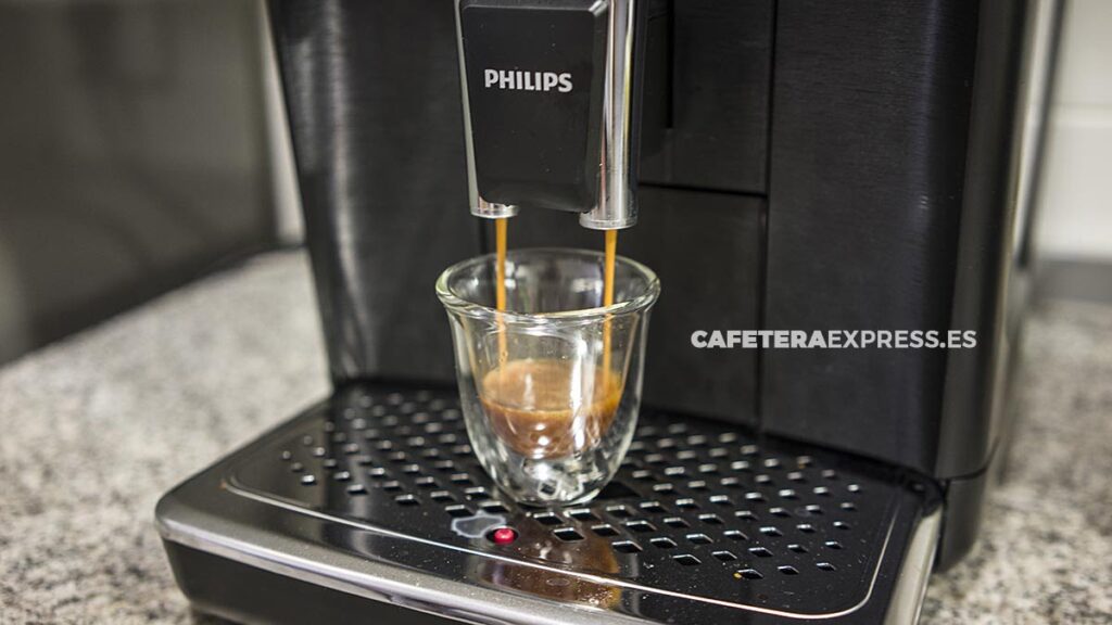 Philips 2232/40: Preparando un espresso