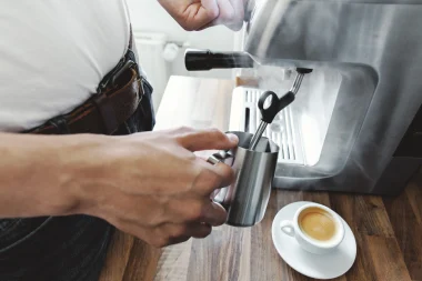 Espumando leche con una jarra