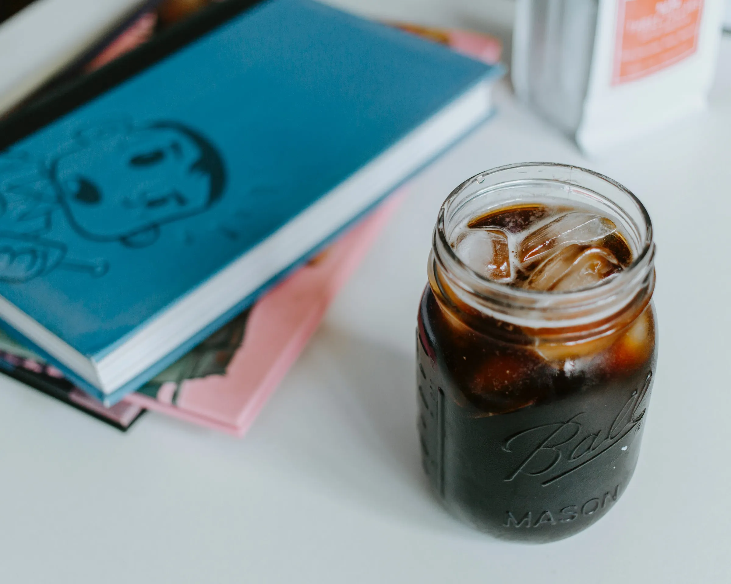 Taza de cold brew con hielo