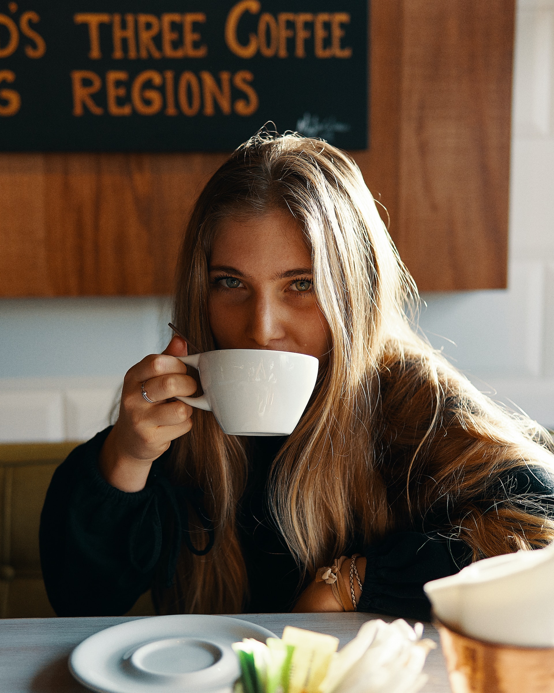Mujer bebiendo café