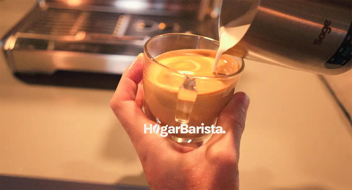 Vertiendo la espuma de leche en el cappuccino con la jarra Temp Control de Sage