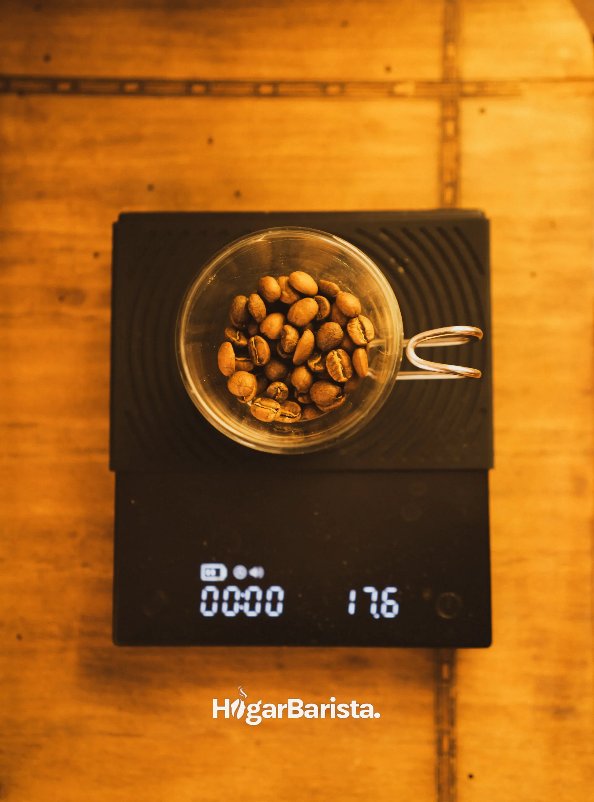 Pesando granos de café en una balanza barista