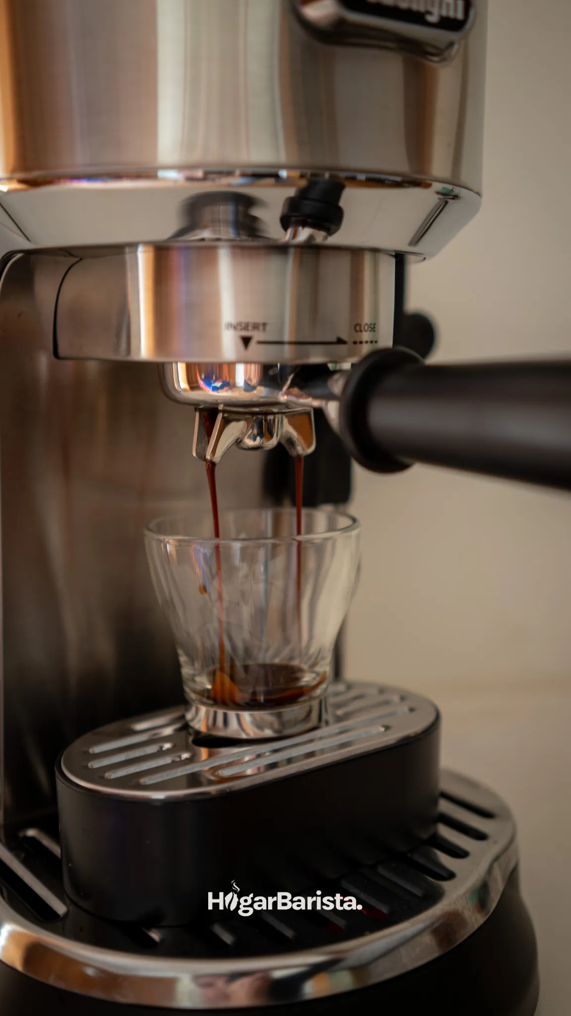 La De'Longhi Dedica Maestro Plus sirviendo espresso