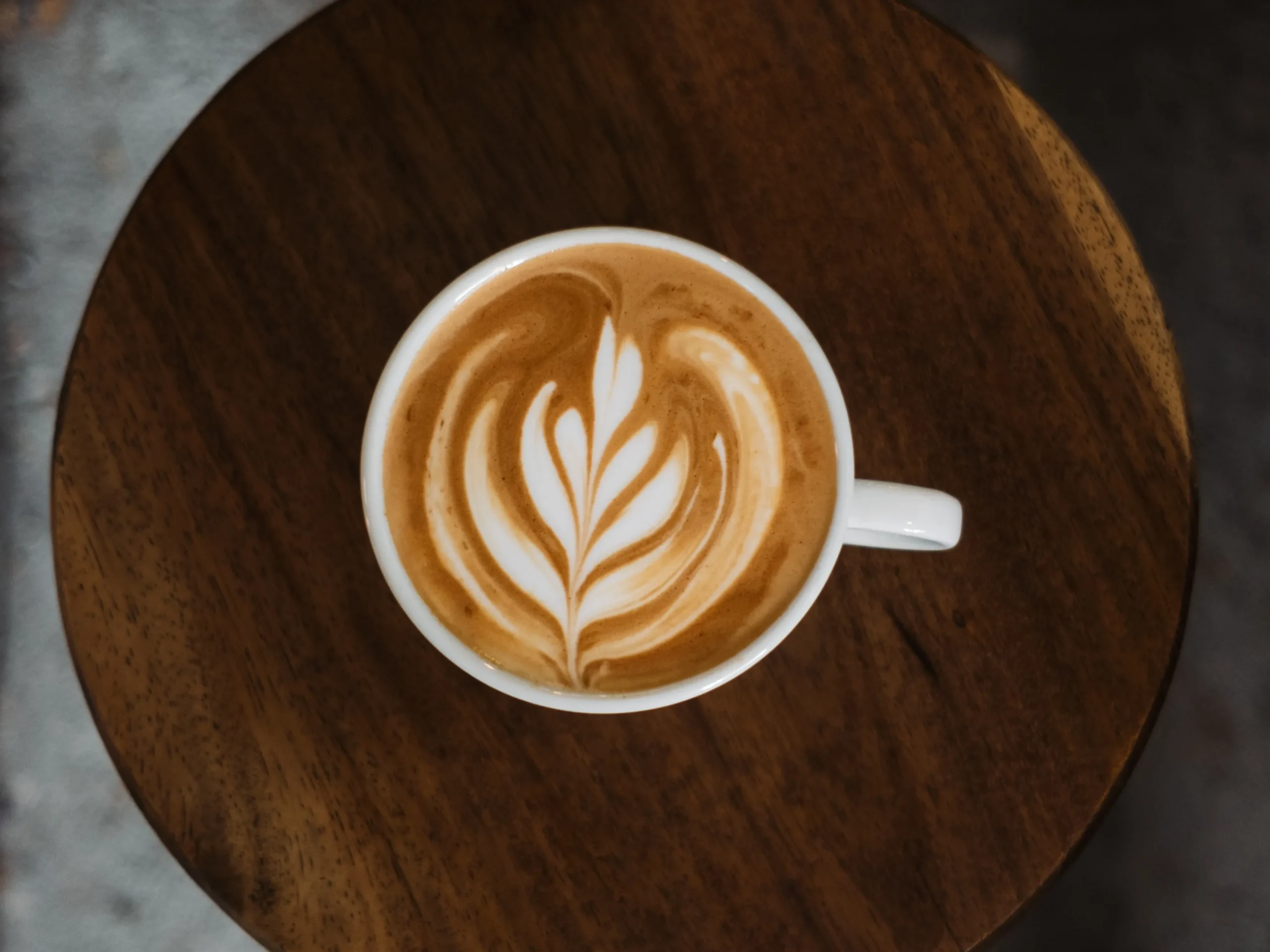 Latte art en una taza de café latte