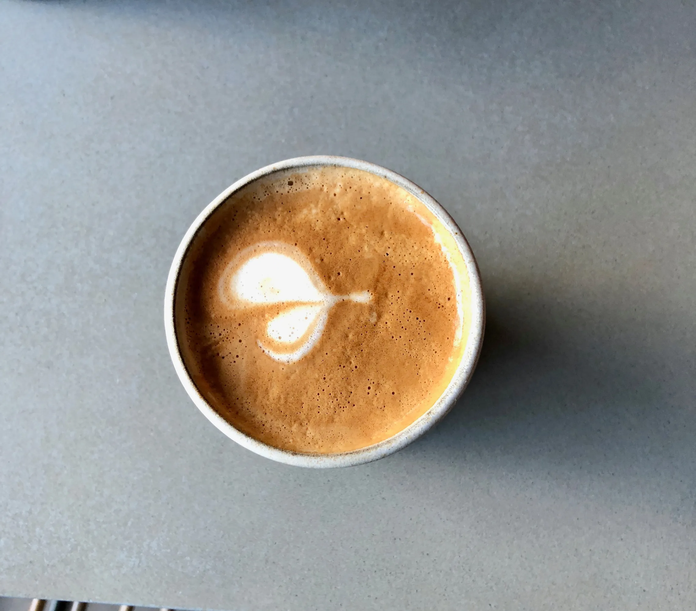 Una taza de cappuccino vista desde arriba