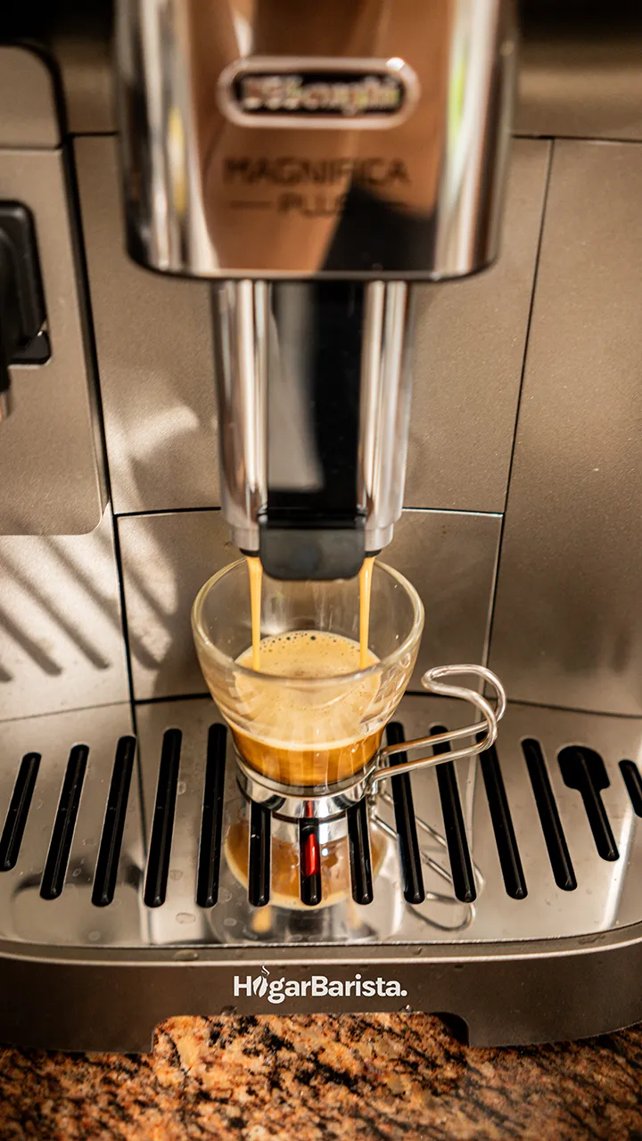 Imagen de la Magnifica Plus de De'Longhi sirviendo espresso