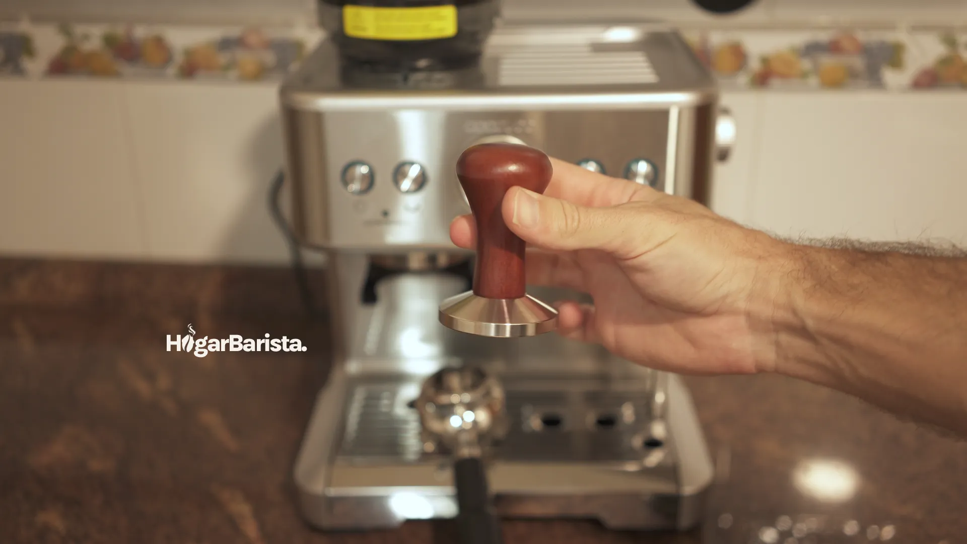 Tamper incluido en la Power Espresso 20 Barista Maestro