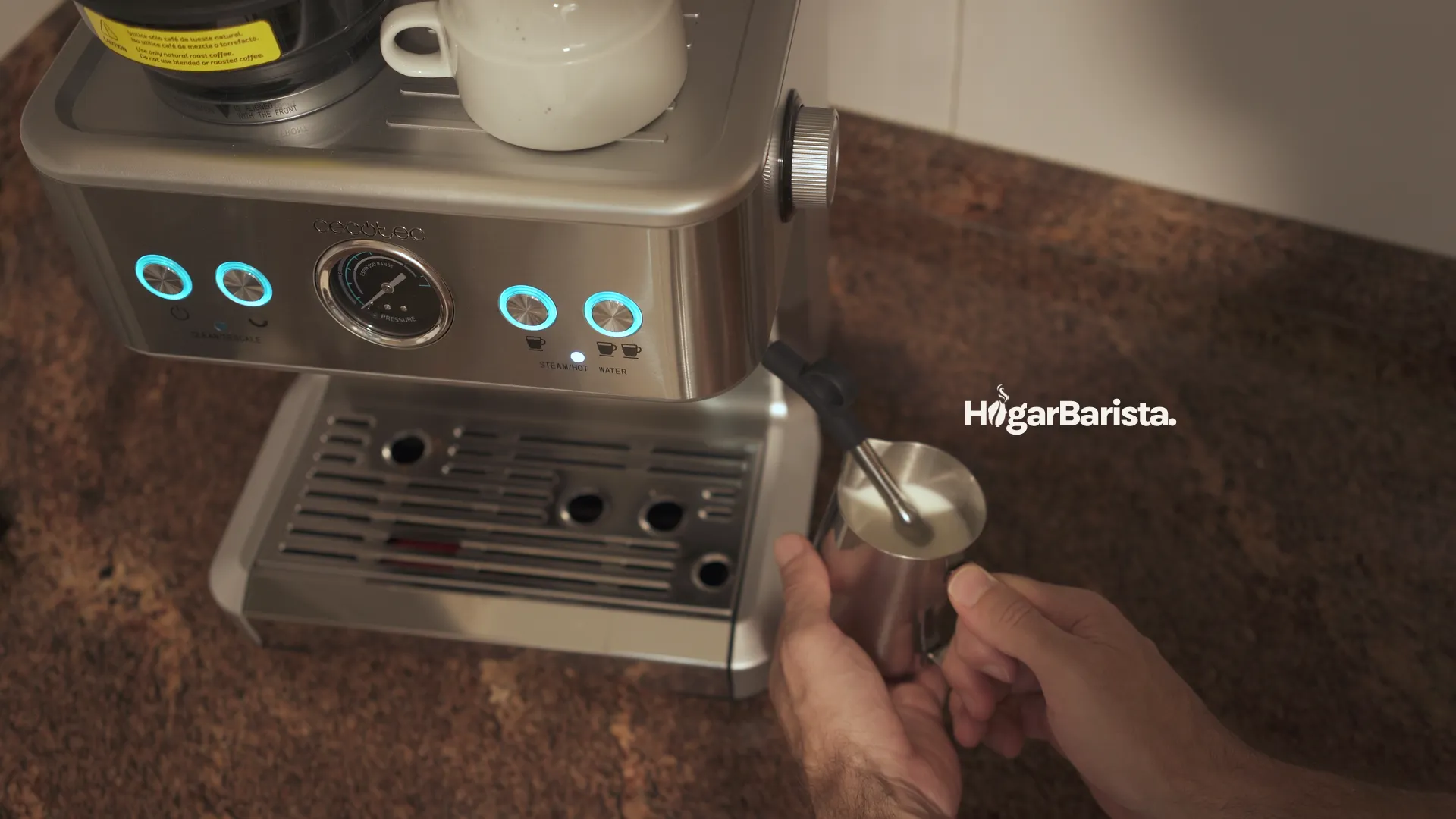 Espumando leche con el vaporizador de la Power Espresso 20 Barista Maestro. 